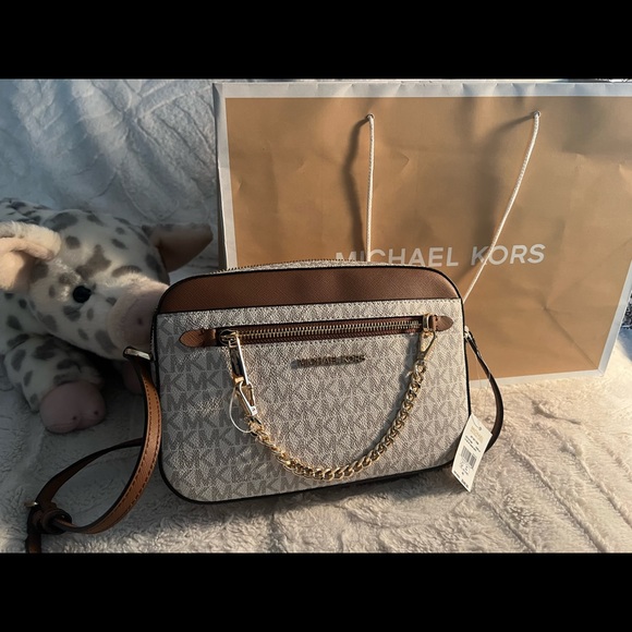 Brand new Michael Kors Crossbody new with tag on it. - Picture 2 of 8